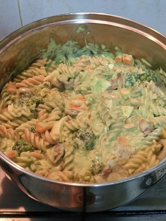 Una foto de Pasta con verduras y aguacate