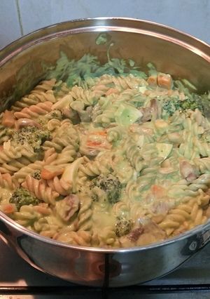 Una foto de Pasta con verduras y aguacate