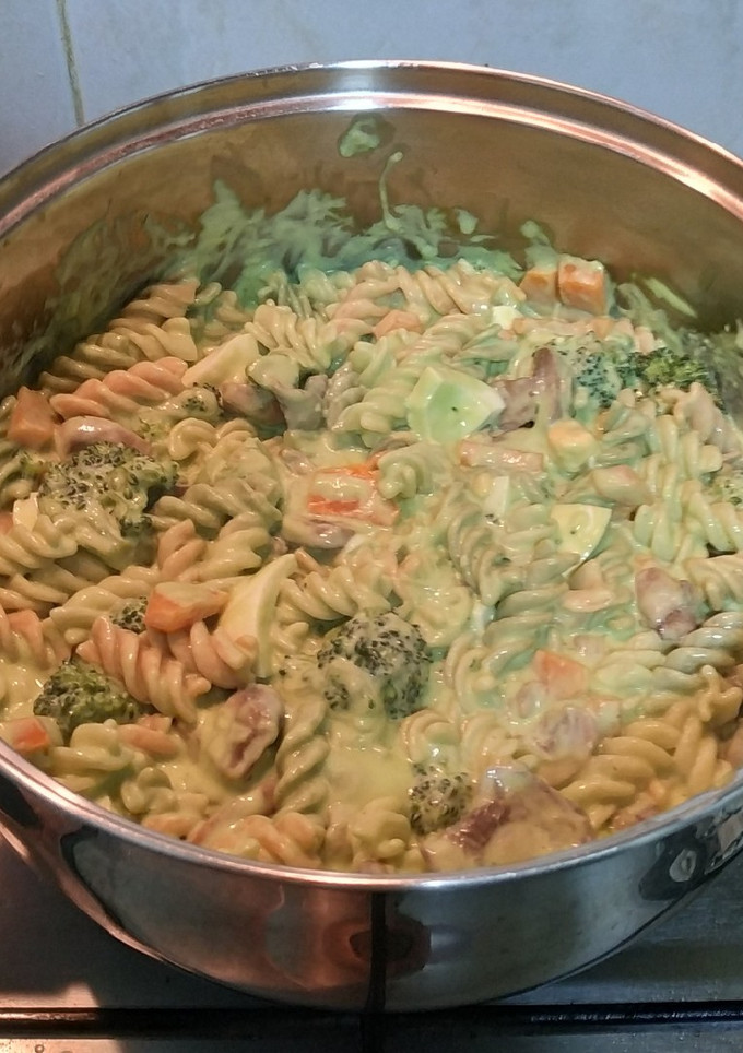 Una foto de Pasta con verduras y aguacate