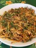 Spaghettis tricolores à la pancetta, poivrons, tomates, champignons et gruyère