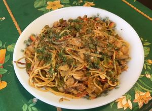 Une photo de Spaghettis tricolores à la pancetta, poivrons, tomates, champignons et gruyère