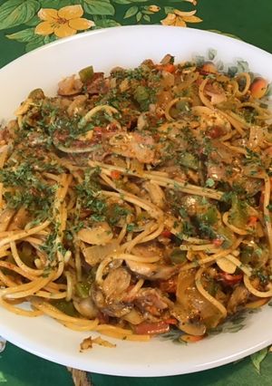 Une photo de Spaghettis tricolores à la pancetta, poivrons, tomates, champignons et gruyère