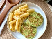Una foto de hamburguesas vegetales freidora de aire