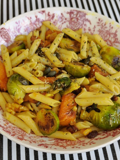 Una foto de Pasta con coles y calabaza asada