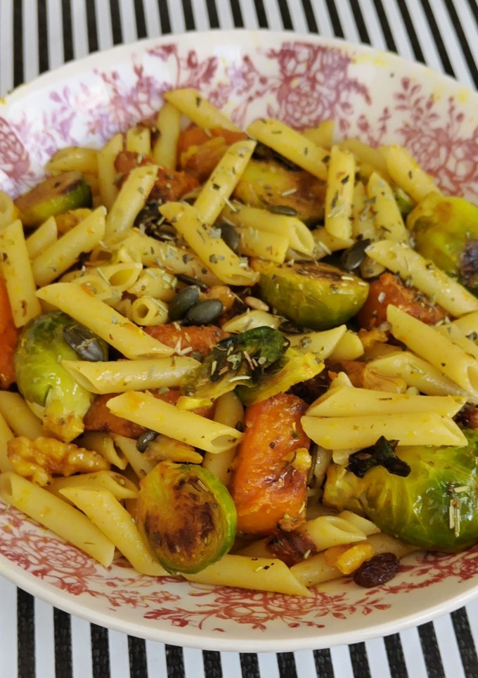 Una foto de Pasta con coles y calabaza asada
