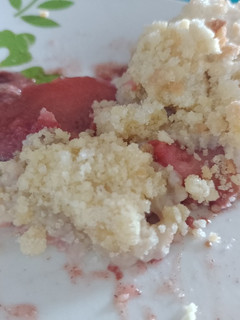 Una foto de Crumble de manzana y una que otra frutilla
