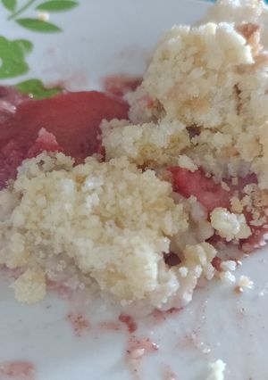 Una foto de Crumble de manzana y una que otra frutilla