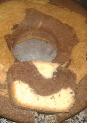 Una foto de Torta marmolada de chocolate y naranja 🍊🍫