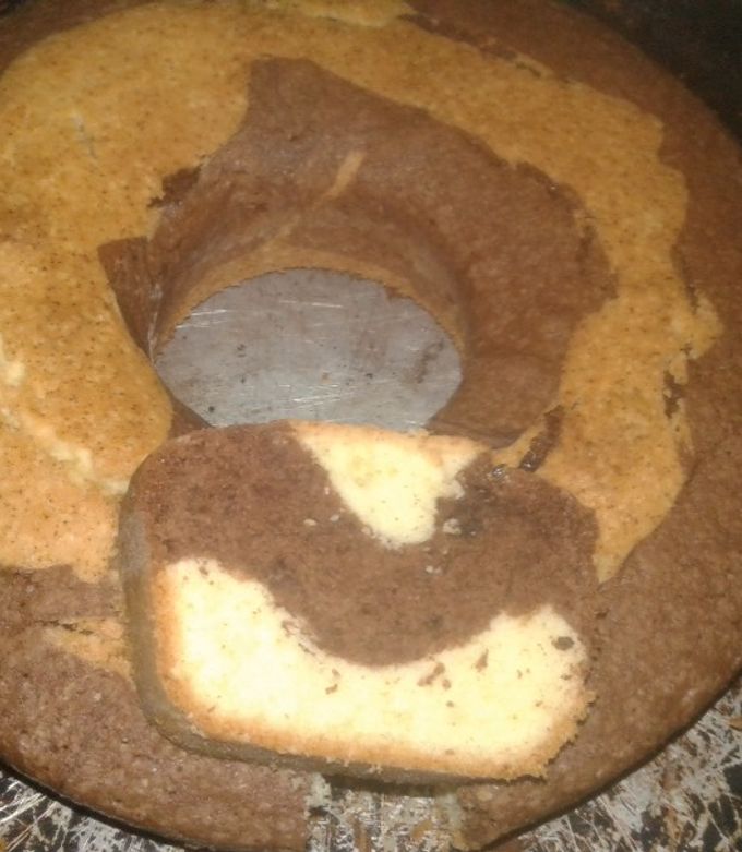 Una foto de Torta marmolada de chocolate y naranja 🍊🍫