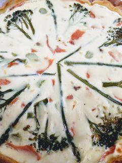 Una foto de Quiche de bimi, espárragos trigueros y trucha ahumada