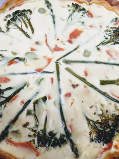 Una foto de Quiche de bimi, espárragos trigueros y trucha ahumada