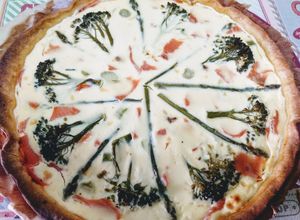 Una foto de Quiche de bimi, espárragos trigueros y trucha ahumada