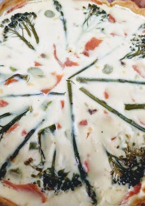 Foto principal de Quiche de bimi, espárragos trigueros y trucha ahumada
