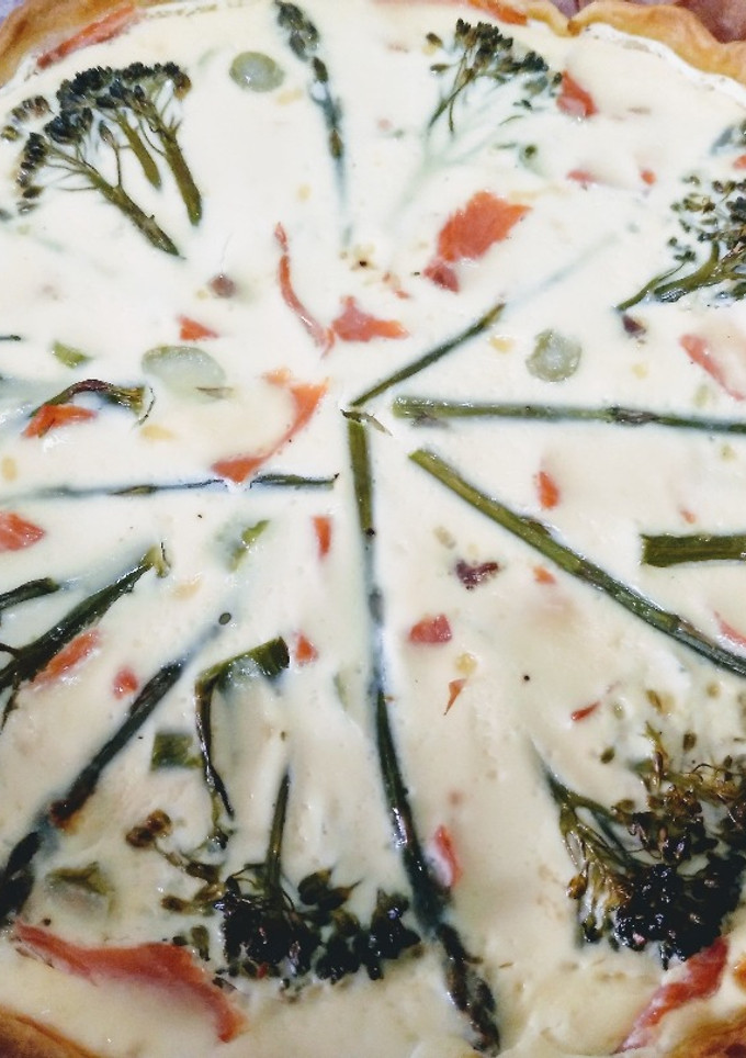 Una foto de Quiche de bimi, espárragos trigueros y trucha ahumada