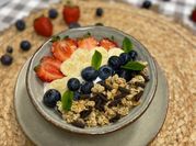 Una foto de granola bowl