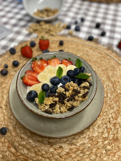 Una foto de Bowl de yogur con fruta y granola