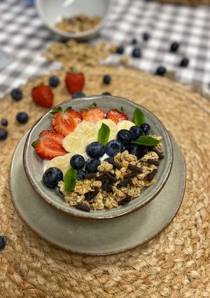 Una foto de Bowl de yogur con fruta y granola