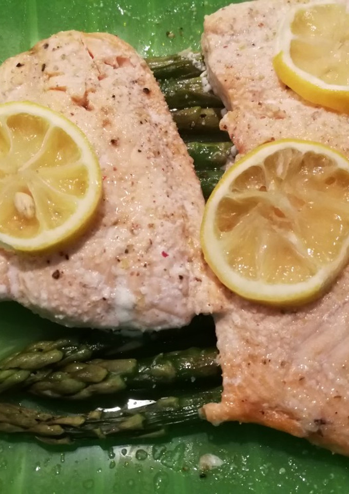 Una foto de Salmón con espárragos, lekue