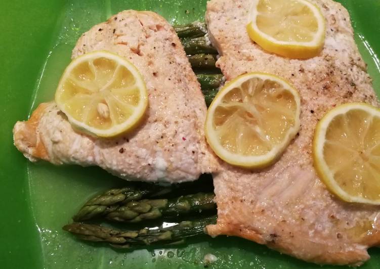 Salmón con espárragos, lekue