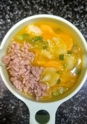 Hình của món Nui rau củ bí đỏ thịt bò băm cho bé ăn sáng.