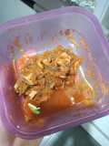 Jurel con salsa al pimentón ahumado y zanahoria rallada