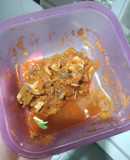Jurel con salsa al pimentón ahumado y zanahoria rallada
