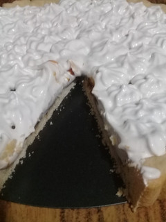 Una foto de TARTA DE DULCE DE LECHE Y MERENGUE😋