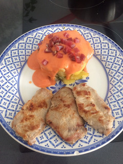 Una foto de Timbal de patatas con salmorejo y lomo