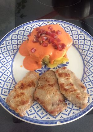 Una foto de Timbal de patatas con salmorejo y lomo