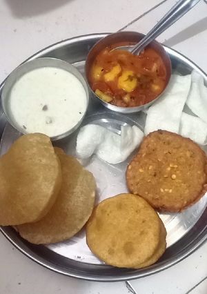 होली स्पेशल आलू की कचोरी दाल की कचोरी पूरी खीर पापड़ आलू की सब्जी रेसिपी मुख्य फोटो