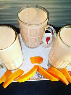 मधुर पपई मिल्कशेक (papaya milkshake recipe in marathi) रेसिपी चे मुख्य फोटो