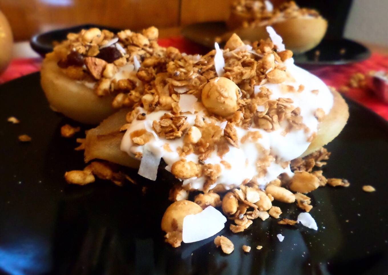 Peras asadas con yogur griego y granola casera