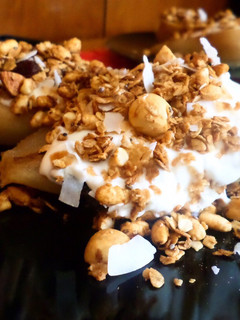 Una foto de Peras asadas con yogur griego y granola casera