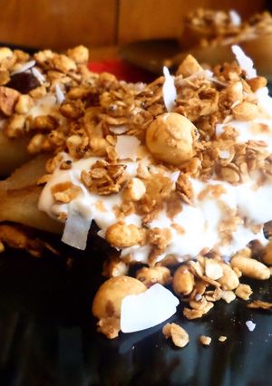 Foto principal de Peras asadas con yogur griego y granola casera