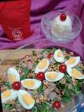 Ensalada deliciosa con timbal de arroz blanco