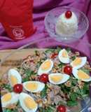 Ensalada deliciosa con timbal de arroz blanco