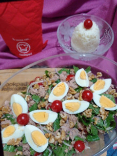 Una foto de Ensalada deliciosa con timbal de arroz blanco