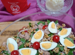 Una foto de Ensalada deliciosa con timbal de arroz blanco