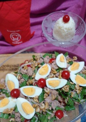 Una foto de Ensalada deliciosa con timbal de arroz blanco