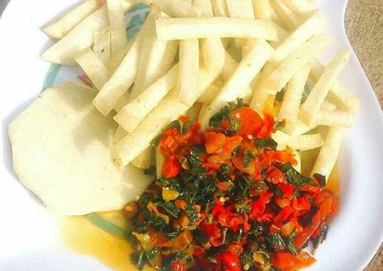 Fried yam with vegetable sauce
