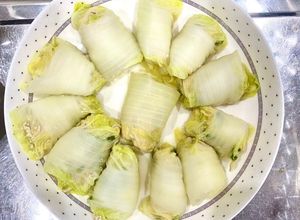 Hình của món Lườn gà bọc nấm cuộn cải thảo rất mềm.