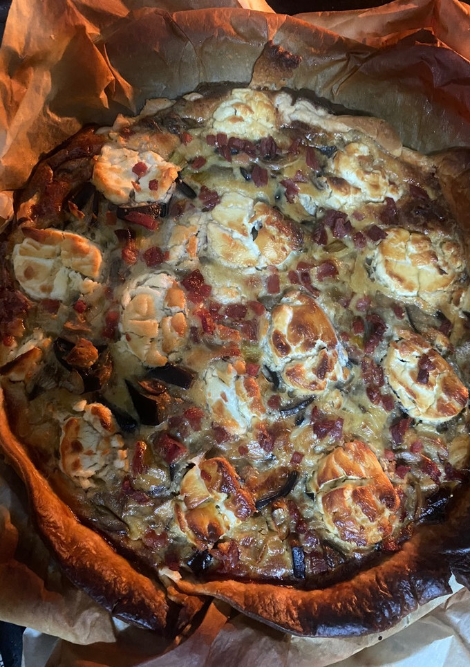 Una foto de Quiche (berenjena, puerro, champiñones, taquitos de jamón y queso de cabra)👩🏼‍🍳
