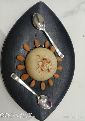 A picture of Suji halwa (rawa).