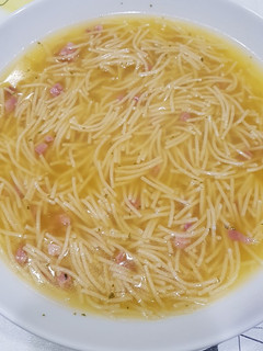 Una foto de Sopa de fideos con jamón