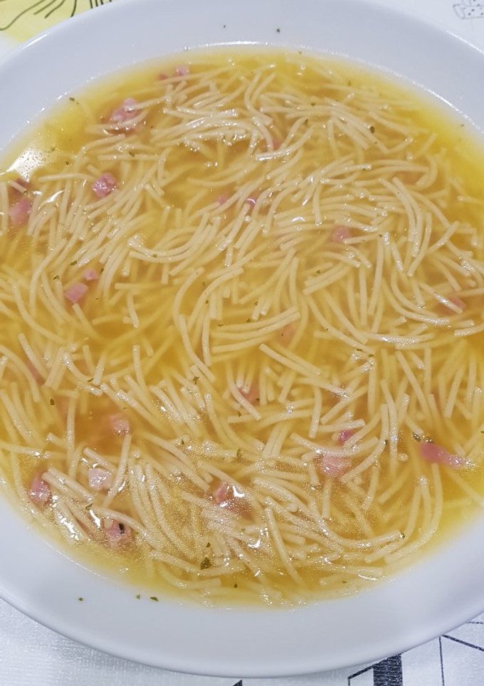 Una foto de Sopa de fideos con jamón