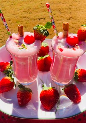 સ્ટ્રોબેરી મીલ્કશેક (Strawberry Milkshake Recipe in Gujarati) રેસીપી મુખ્ય ફોટો