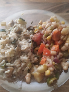 Una foto de Risotto de calabacín y berenjena y ensalada de judías