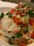Somen (fideos fríos japonés) con tuna, pepino y tomate