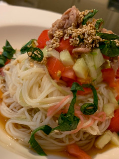 Una foto de Somen (fideos fríos japonés) con tuna, pepino y tomate