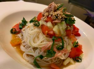 Una foto de Somen (fideos fríos japonés) con tuna, pepino y tomate
